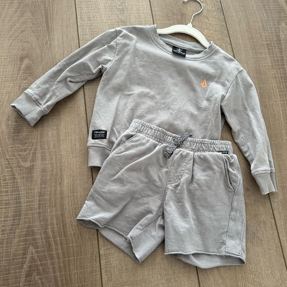 Volcom Logo Toddler Sweatshirt & Shorts Set in Grey Size 2T - Picture 1 of 10